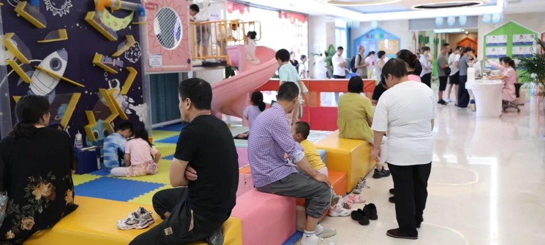 北京301医院儿科教授领衔会诊，为患儿精准护航，广受家长好评，各科室全力以赴，现场人气爆满！