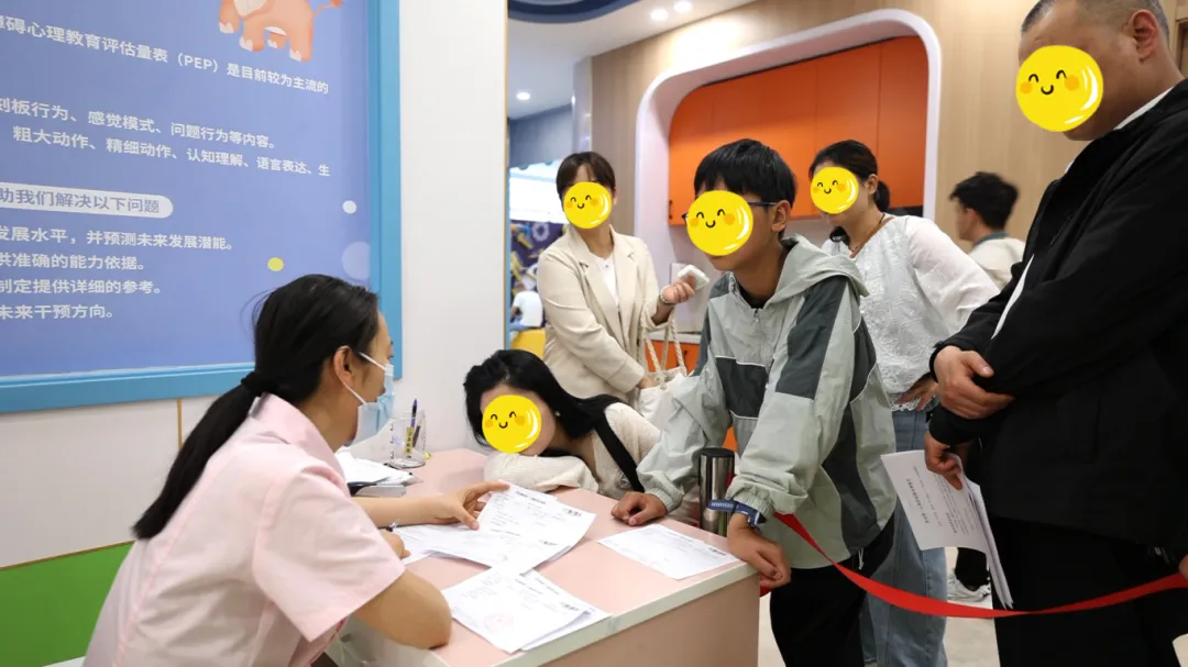 中国康复研究中心曹丽辉教授会诊火热进行中，直击儿童发育难题，暑期接近尾声，抓紧时间看诊